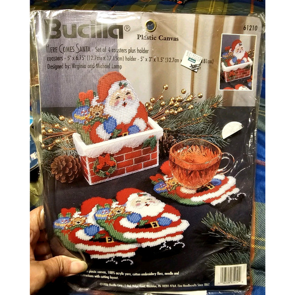 1996 Bucilla HERE COMES SANTA - Plastic Canvas Kit Set 4 Coasters Chimney Holder - Picture 1 of 4